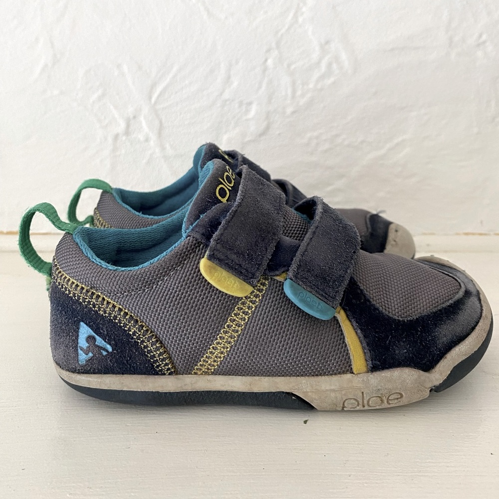 Plae toddler TY shoe size 9.5